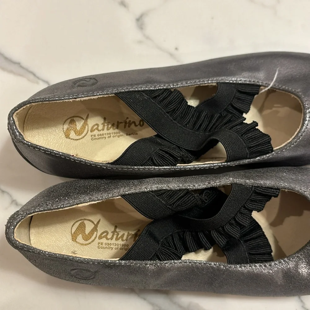 Brand new Naturino girls dress shoes dark gray with black ruffle size 30